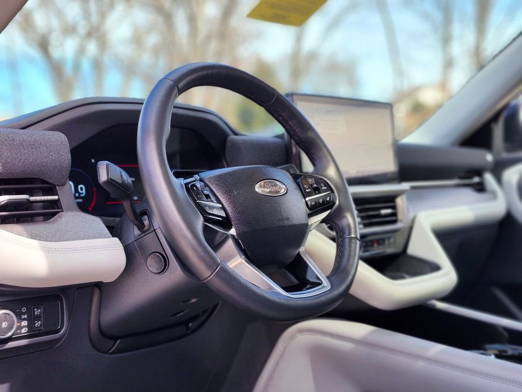 Certified 2025 Ford Explorer Platinum w/ LUX Leather Package image 21