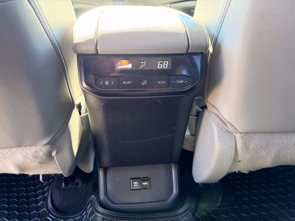 Used 2020 Toyota Highlander XLE AWD/4WD image 37