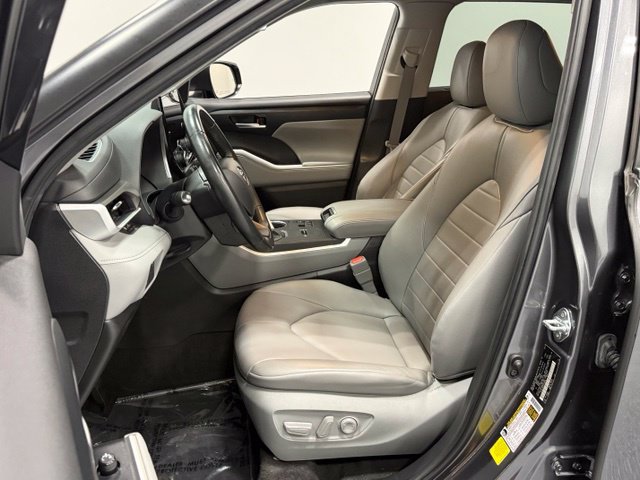 Used 2023 Toyota Highlander XLE FWD image 13