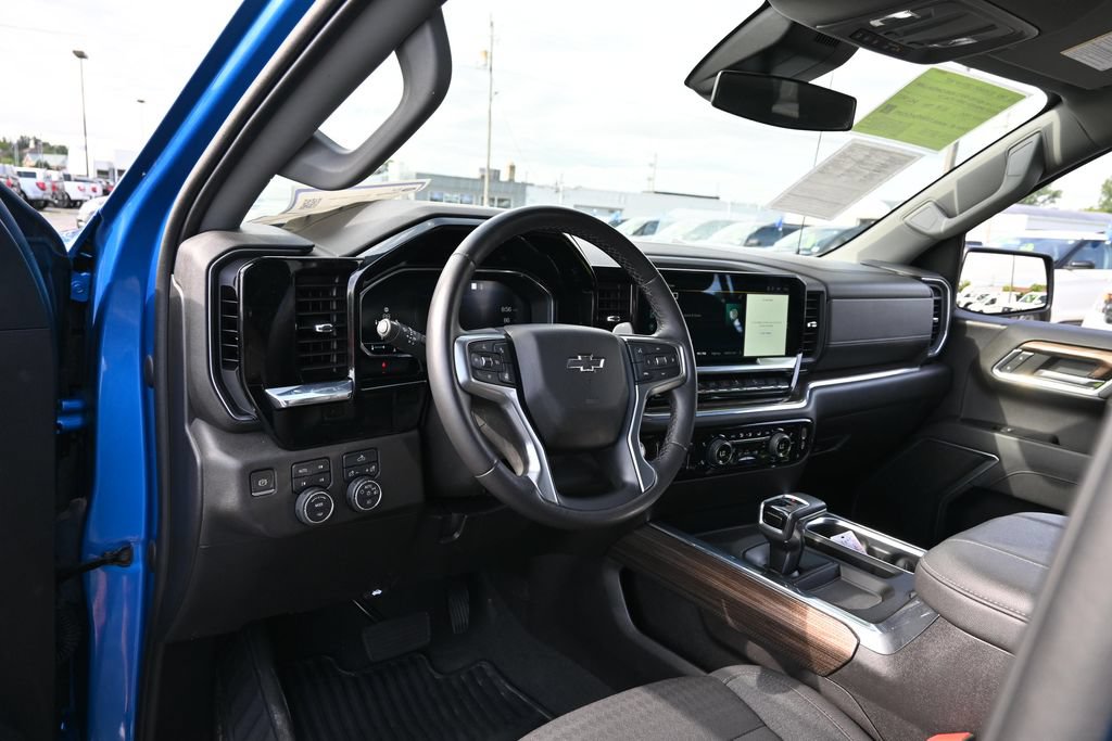 Used 2023 Chevrolet Silverado 1500 RST w/ Z71 Off-Road Package AWD/4WD image 17