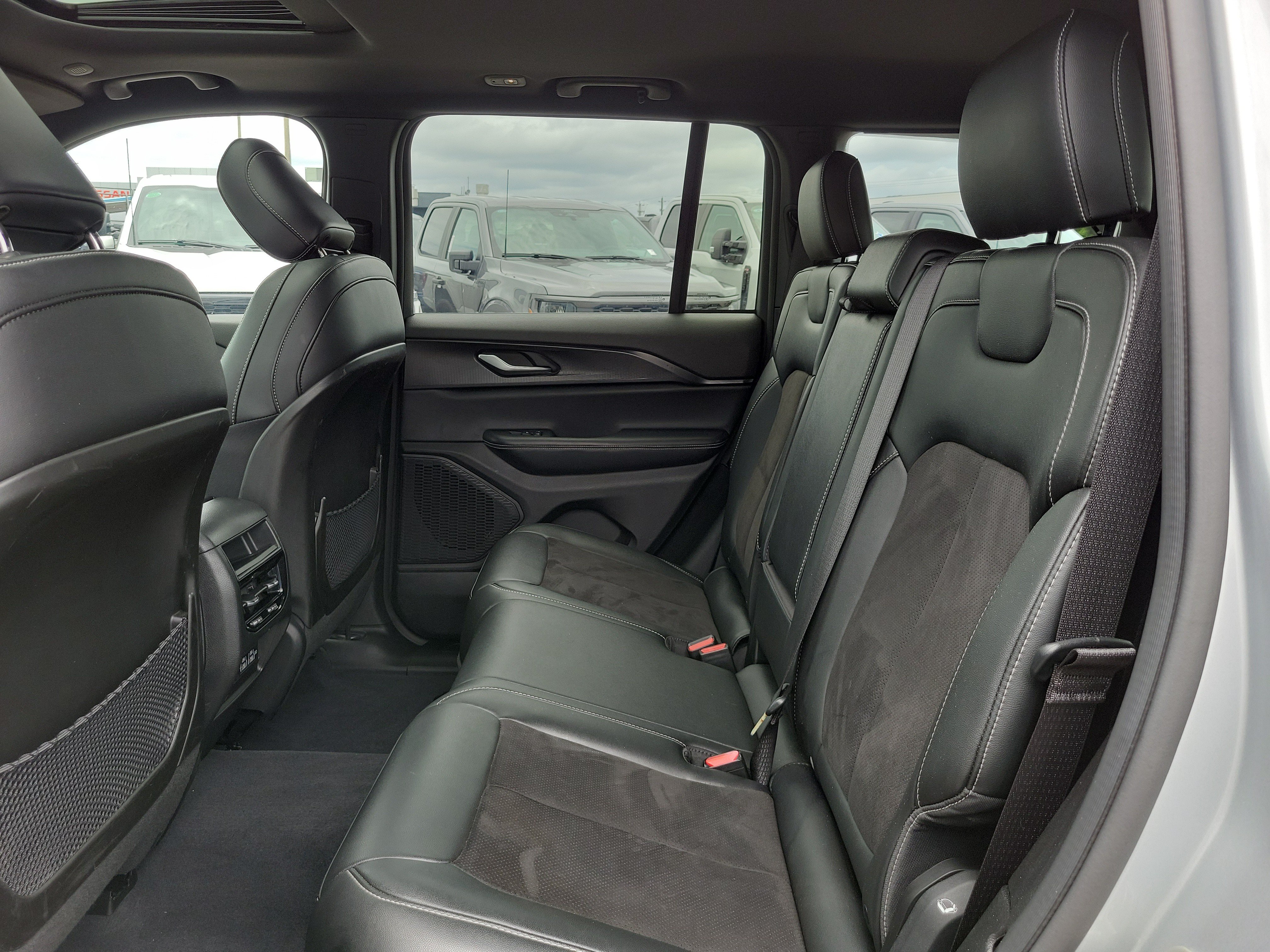 Used 2023 Jeep Grand Cherokee Altitude AWD/4WD image 13