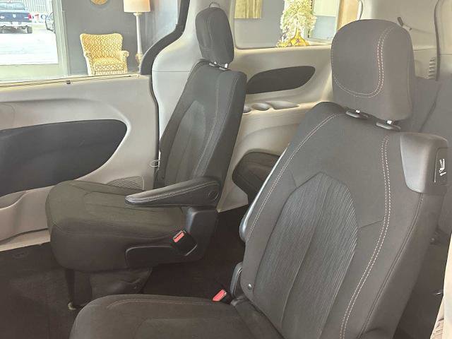 Used 2020 Chrysler Pacifica Touring image 28