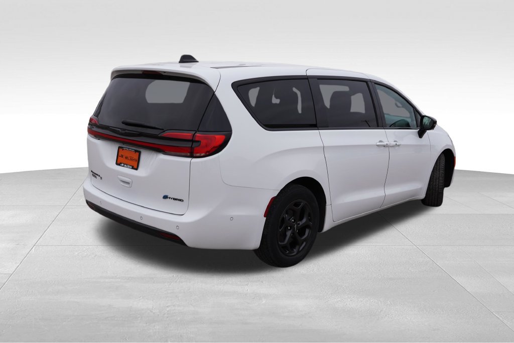 Used 2024 Chrysler Pacifica Limited FWD image 5