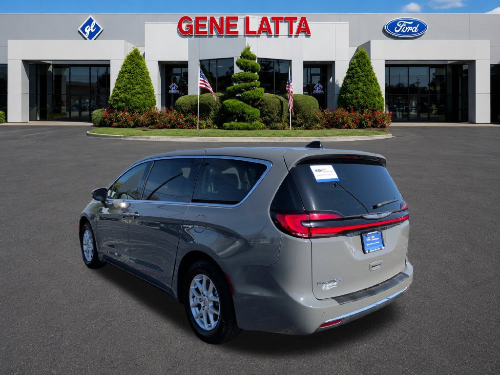 Used 2023 Chrysler Pacifica Touring-L FWD image 5