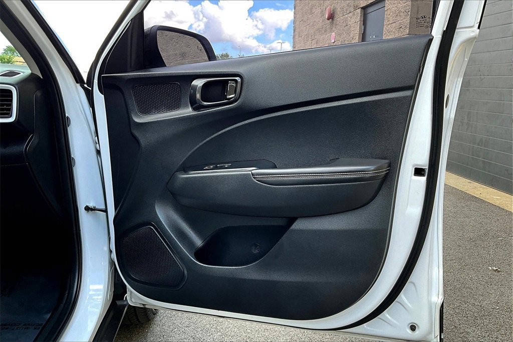 Used 2023 Hyundai Venue Limited image 22