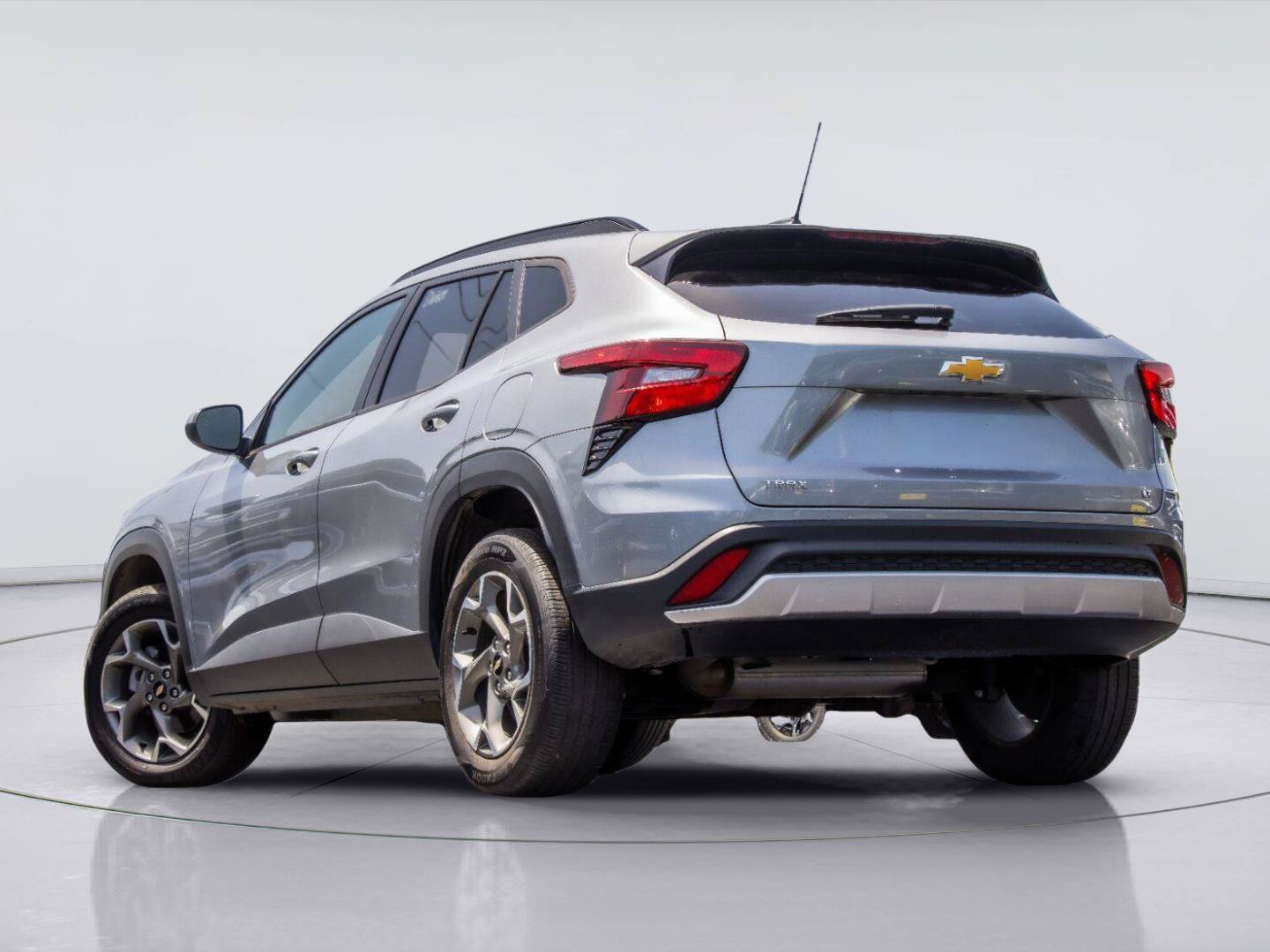 Used 2025 Chevrolet Trax LT FWD image 5