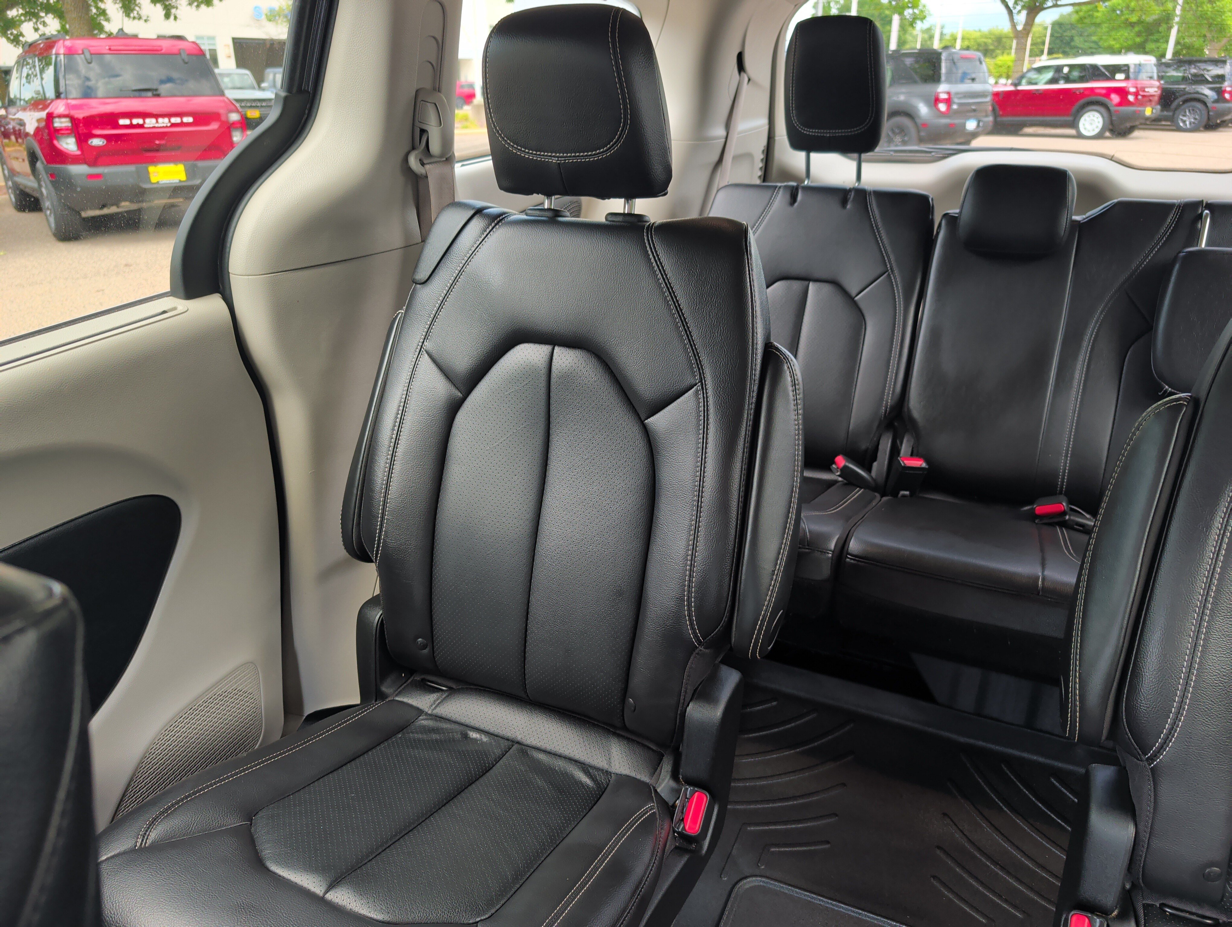 Used 2022 Chrysler Pacifica Touring-L w/ Uconnect Theater Family Group AWD/4WD image 12