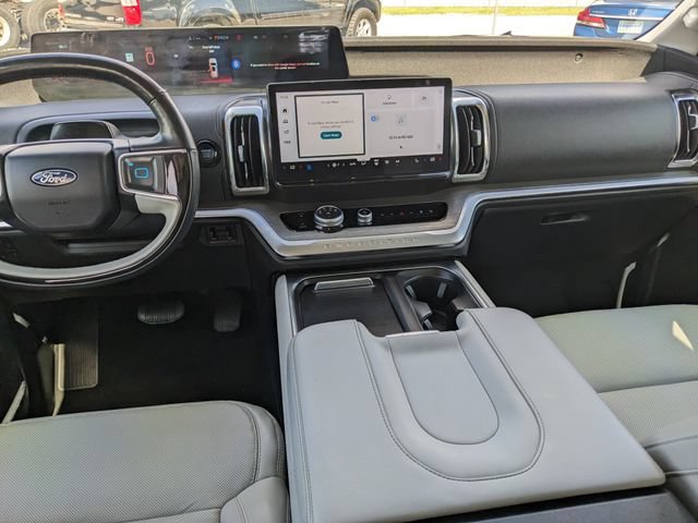 Certified 2025 Ford Expedition Platinum w/ Driver's Package AWD/4WD image 17