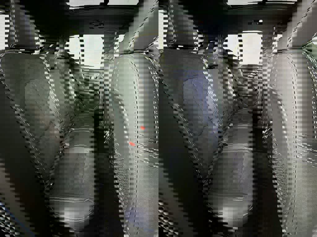 Used 2023 Volvo XC40 B5 Plus image 31