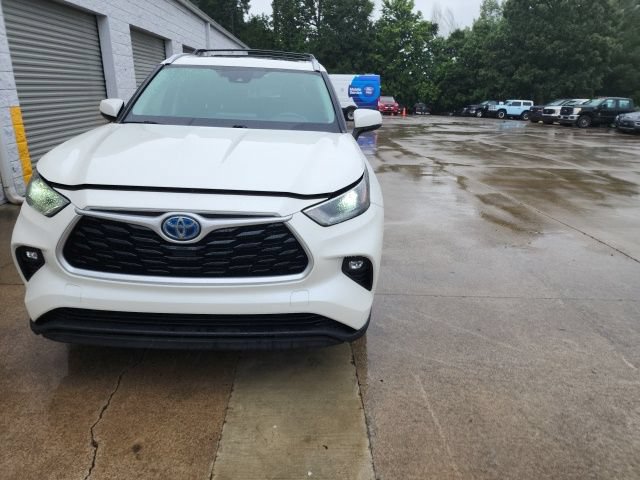 Used 2021 Toyota Highlander XLE AWD/4WD image 4