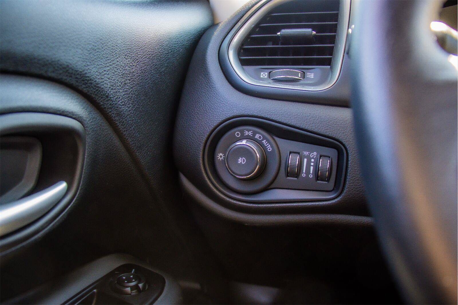 Used 2023 Jeep Renegade Latitude w/ Premium Group AWD/4WD image 17