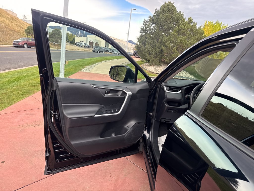 Used 2025 Toyota RAV4 XLE AWD/4WD image 11