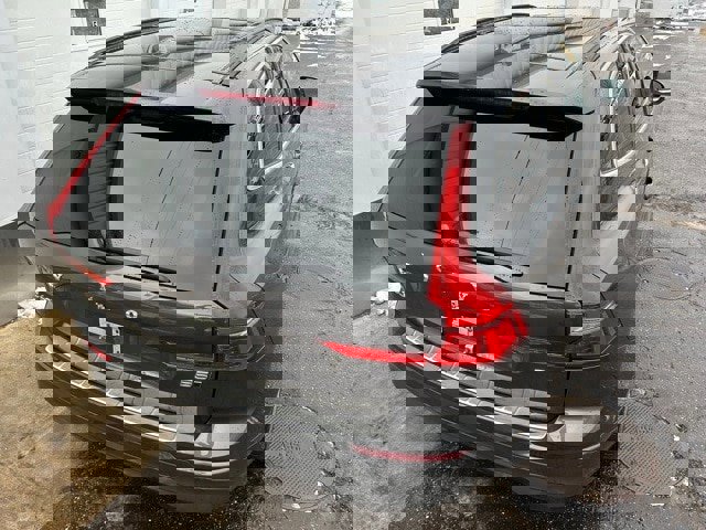 Used 2022 Volvo XC60 B5 Momentum w/ Climate Package image 3