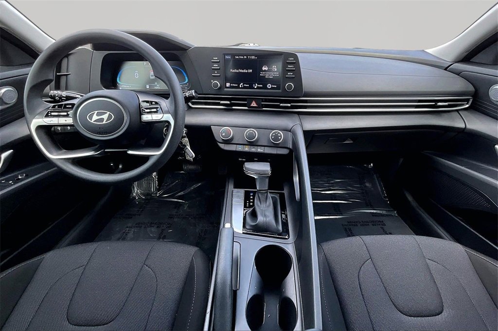 Used 2025 Hyundai Elantra SE w/ Cargo Package image 16