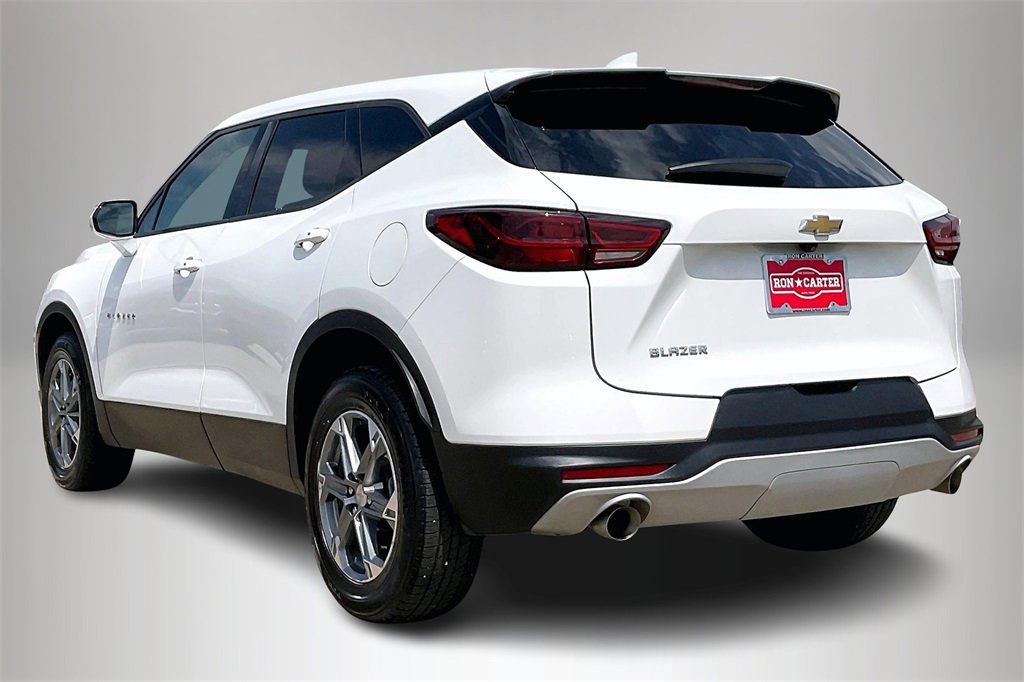 Used 2023 Chevrolet Blazer LT image 2
