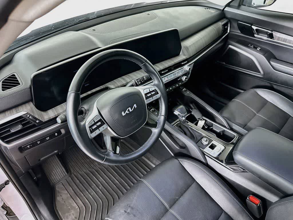 Used 2024 Kia Telluride EX w/ EX Captain's Chair Package FWD image 2