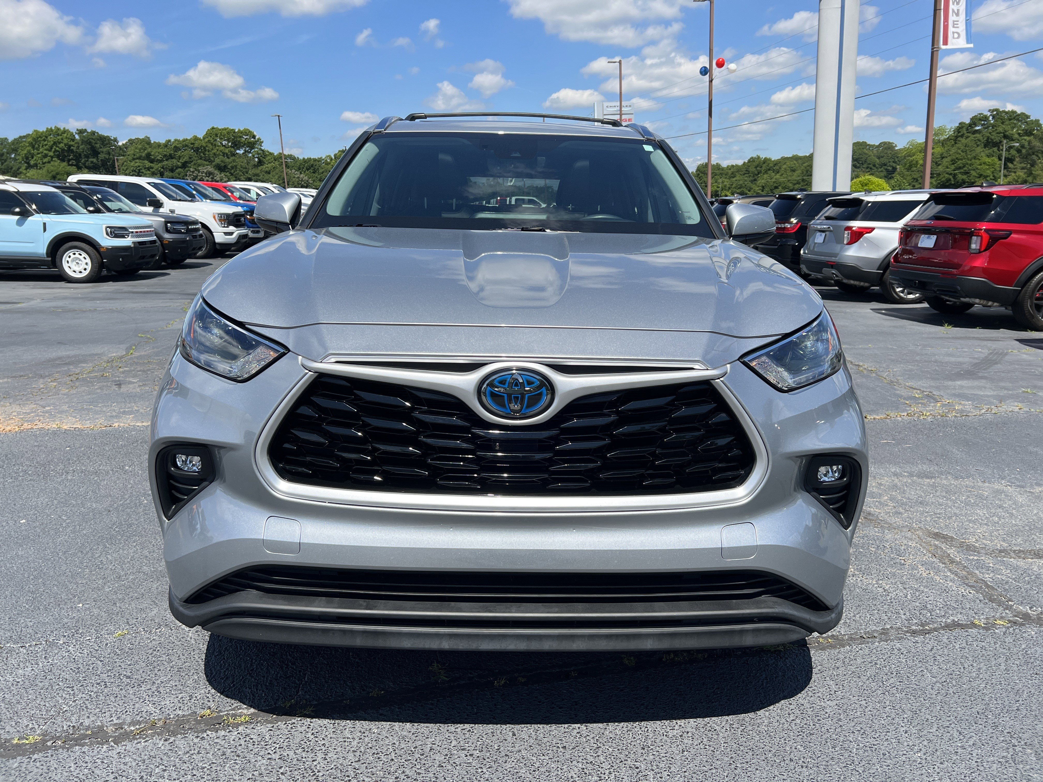 Used 2021 Toyota Highlander XLE AWD/4WD image 3