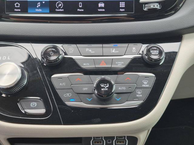 Used 2023 Chrysler Pacifica Touring-L FWD image 21