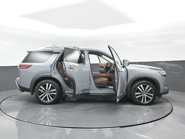 Used 2024 Nissan Pathfinder Platinum AWD/4WD image 31