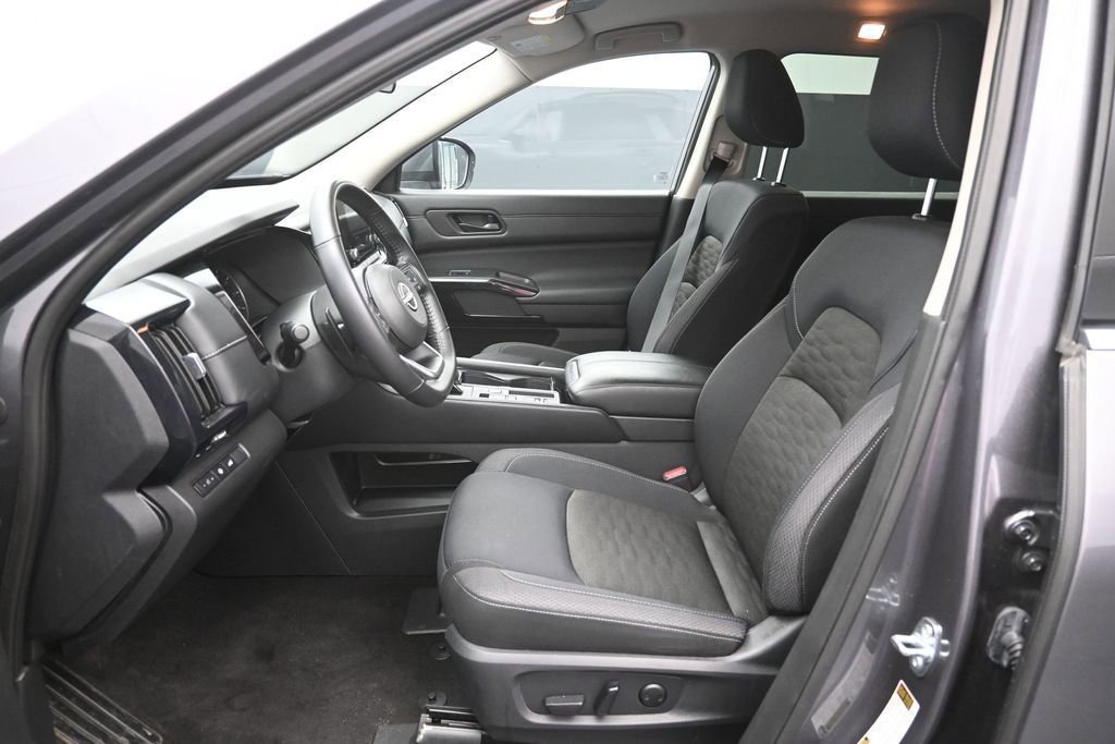 Used 2025 Nissan Pathfinder SV FWD image 22