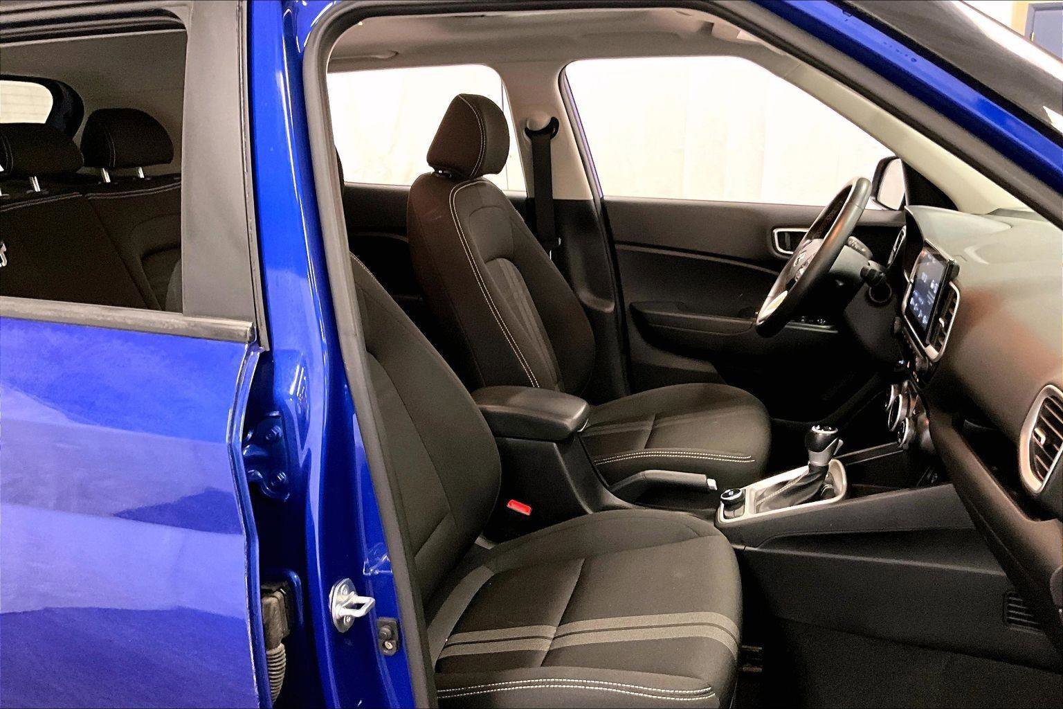 Used 2024 Hyundai Venue SEL image 9