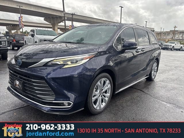 Used 2024 Toyota Sienna Platinum FWD image 3