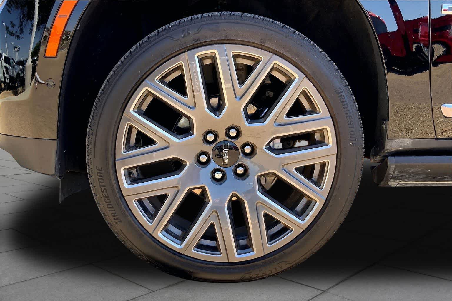 Used 2025 GMC Yukon Denali Ultimate AWD/4WD image 11