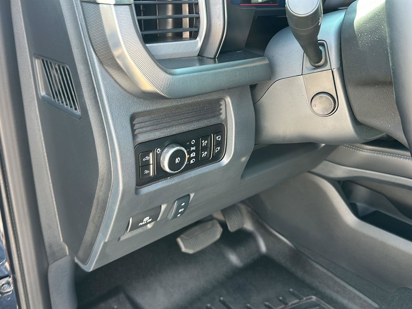 Certified 2025 Ford F350 Platinum AWD/4WD image 15
