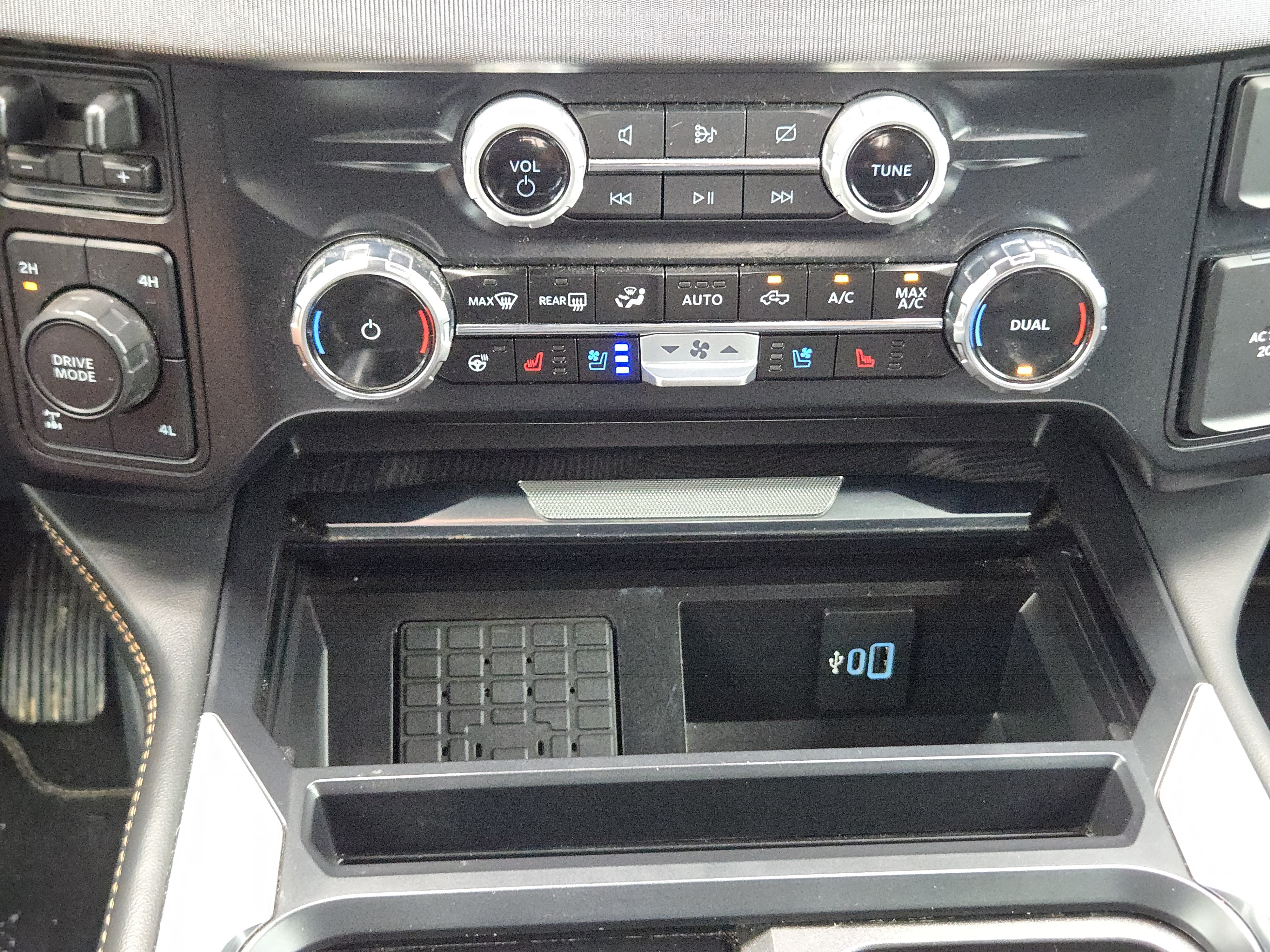 Certified 2024 Ford F250 Platinum w/ FX4 Off-Road Package AWD/4WD image 19