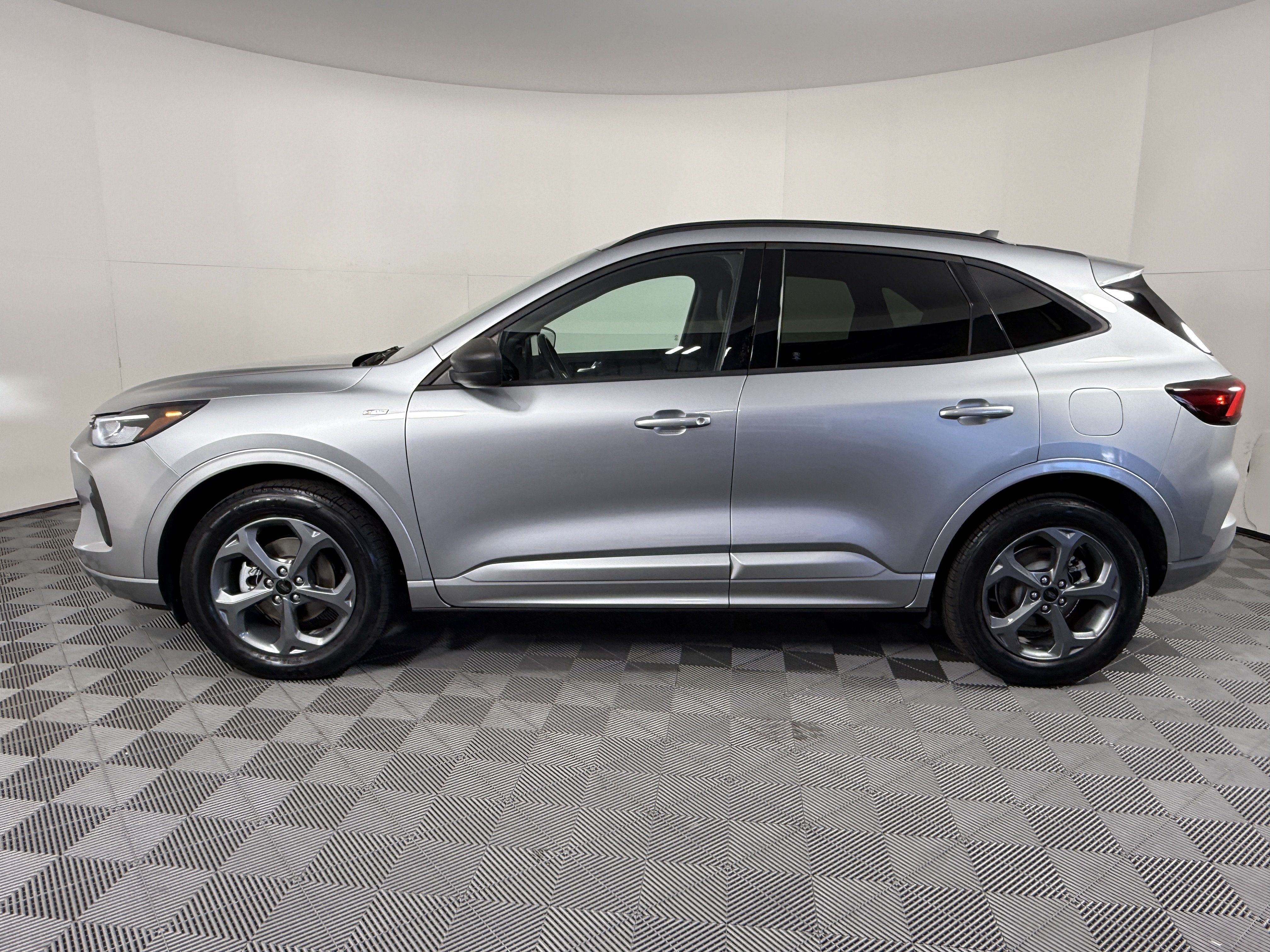 Certified 2023 Ford Escape ST-Line w/ Tech Pack #1 AWD/4WD image 5