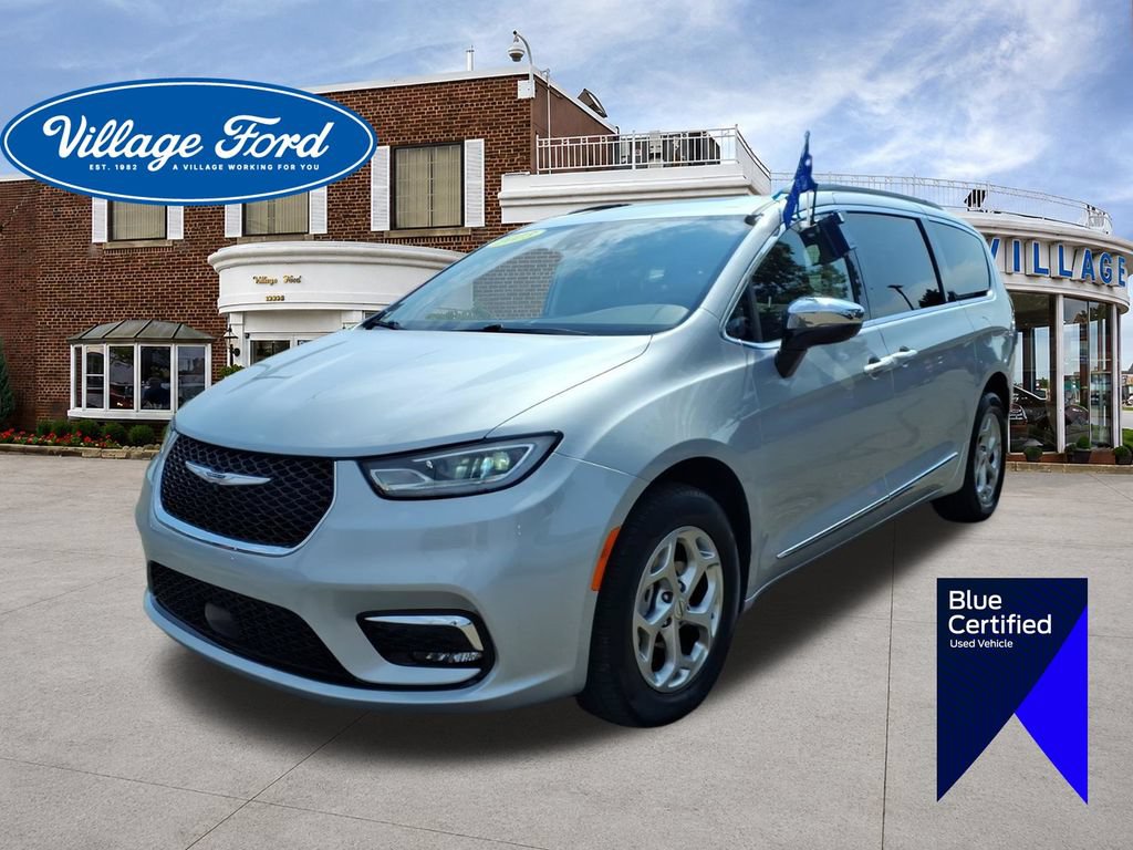 Used 2023 Chrysler Pacifica Limited AWD/4WD image 1
