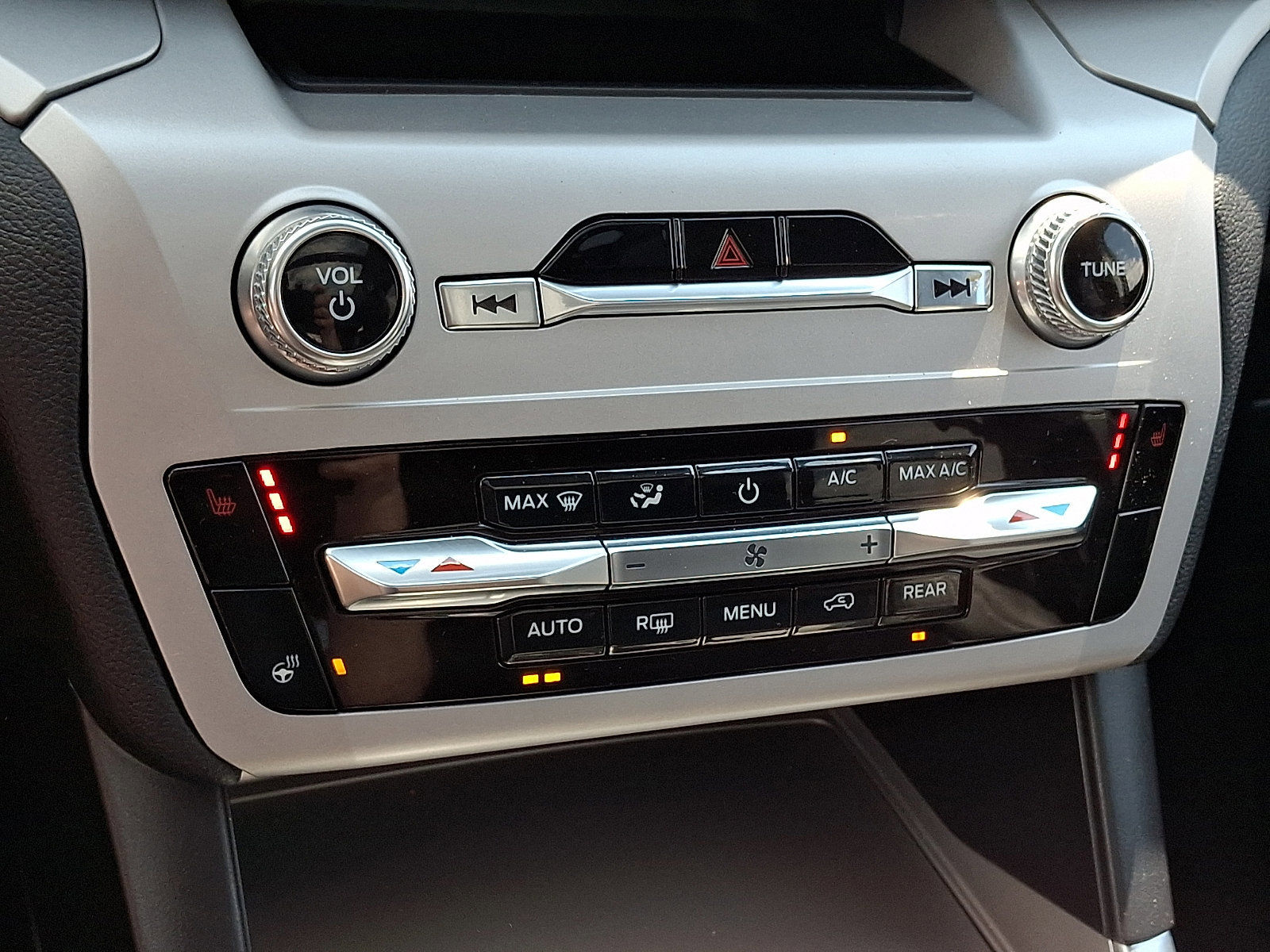 Certified 2024 Ford Explorer XLT w/ Equipment Group 202A image 20