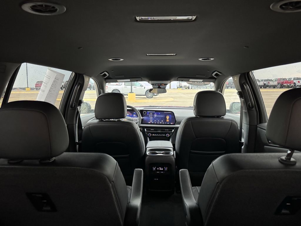 Used 2025 Chevrolet Traverse LT image 36