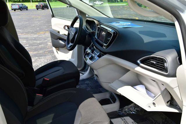 Used 2022 Chrysler Voyager LX FWD image 27
