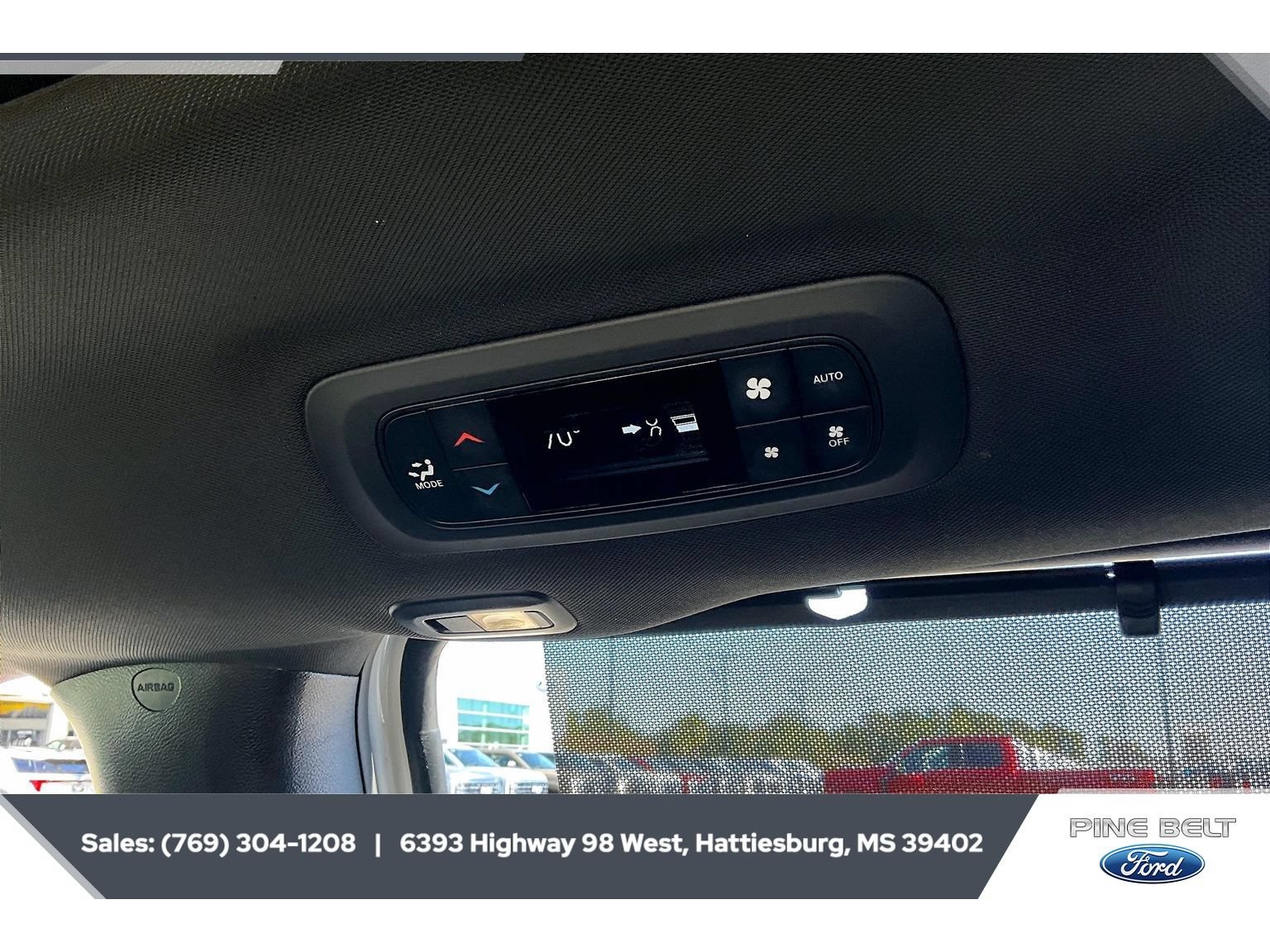 Used 2025 Chrysler Pacifica Limited FWD image 25