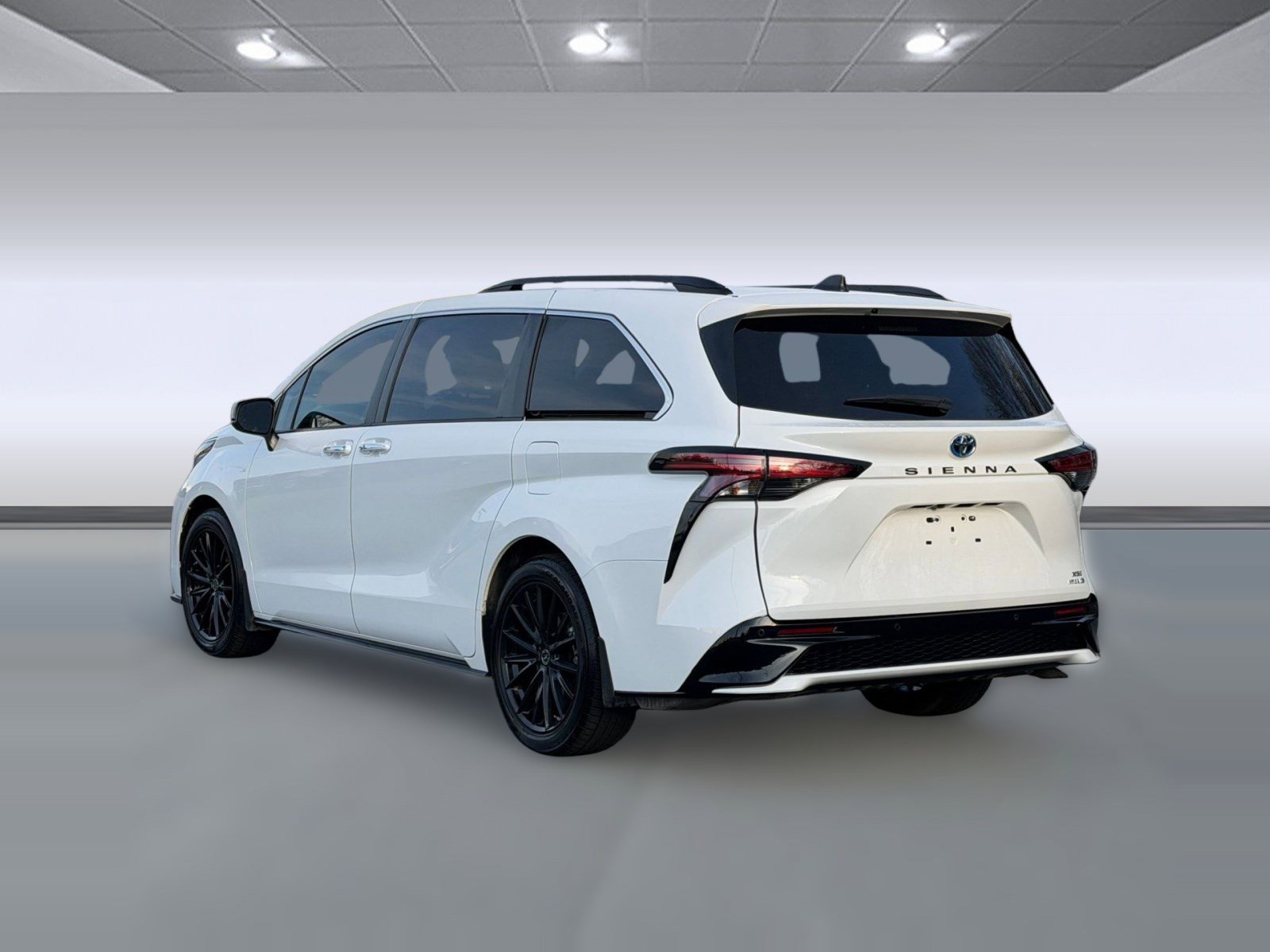 Used 2021 Toyota Sienna XSE w/ XSE Plus Package image 3