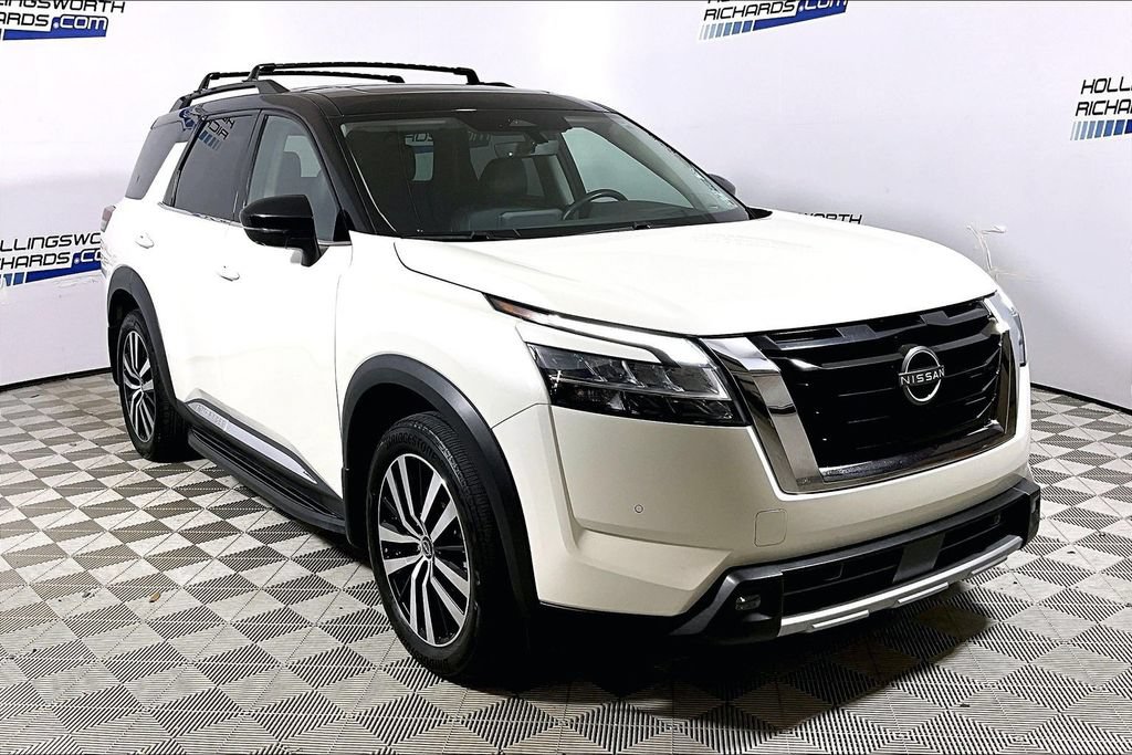 Used 2023 Nissan Pathfinder Platinum w/ Lighting Package (N93) FWD image 3
