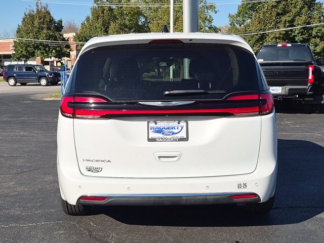 Used 2023 Chrysler Pacifica Touring-L FWD image 6