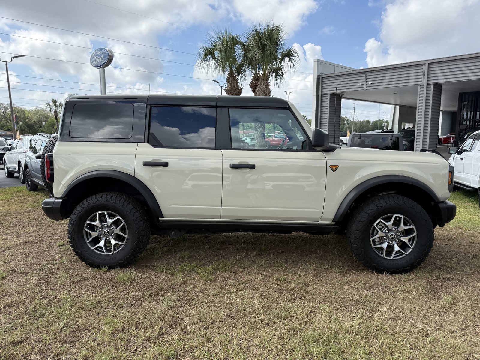 Certified 2025 Ford Bronco Badlands AWD/4WD image 3