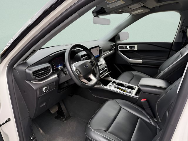Certified 2022 Ford Explorer XLT w/ Equipment Group 202A AWD/4WD image 4