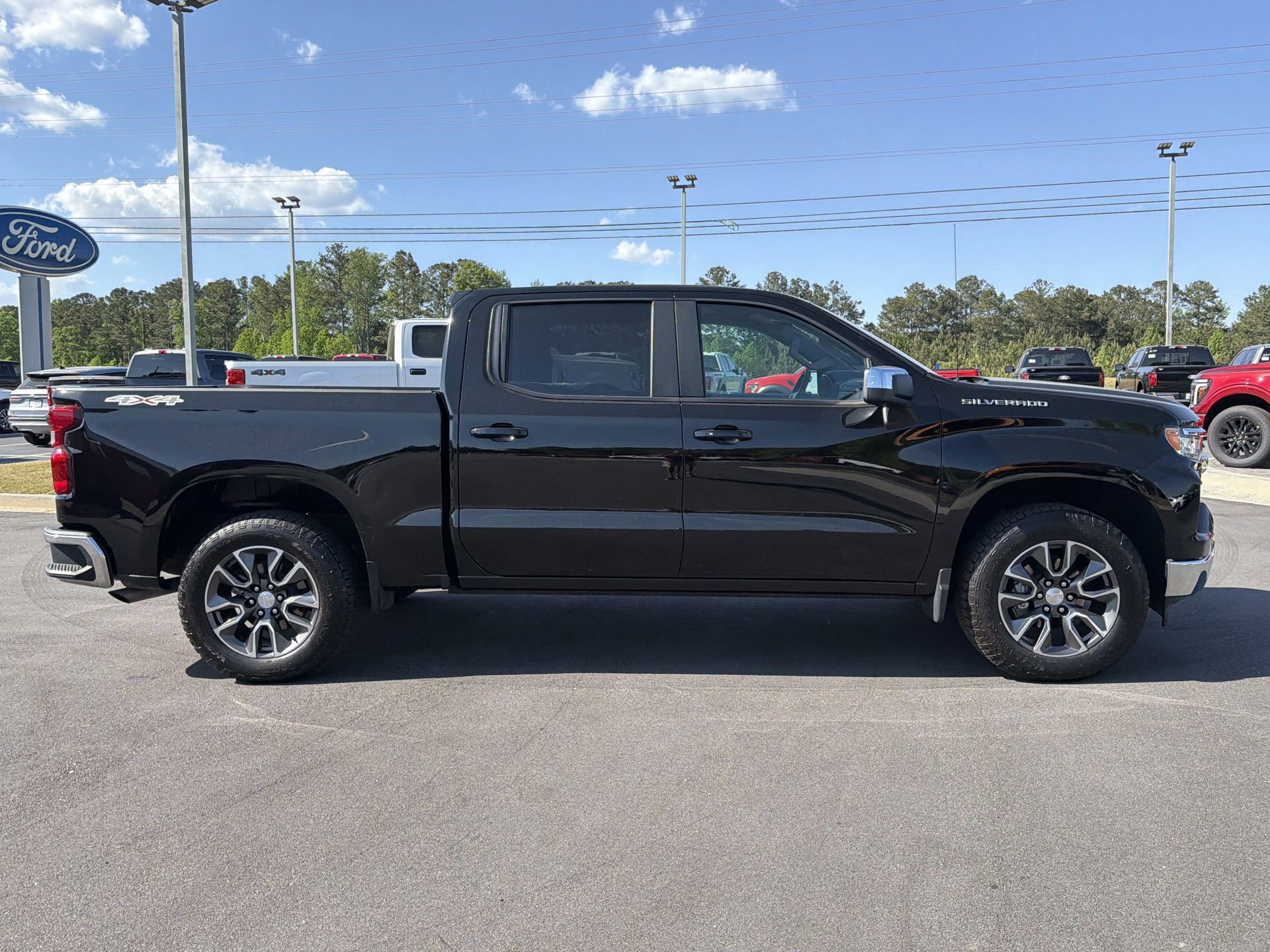 Used 2024 Chevrolet Silverado 1500 LT image 2