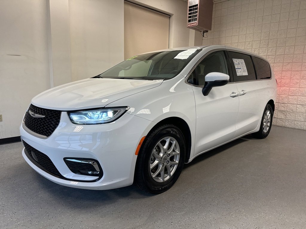 Used 2023 Chrysler Pacifica Touring-L image 2