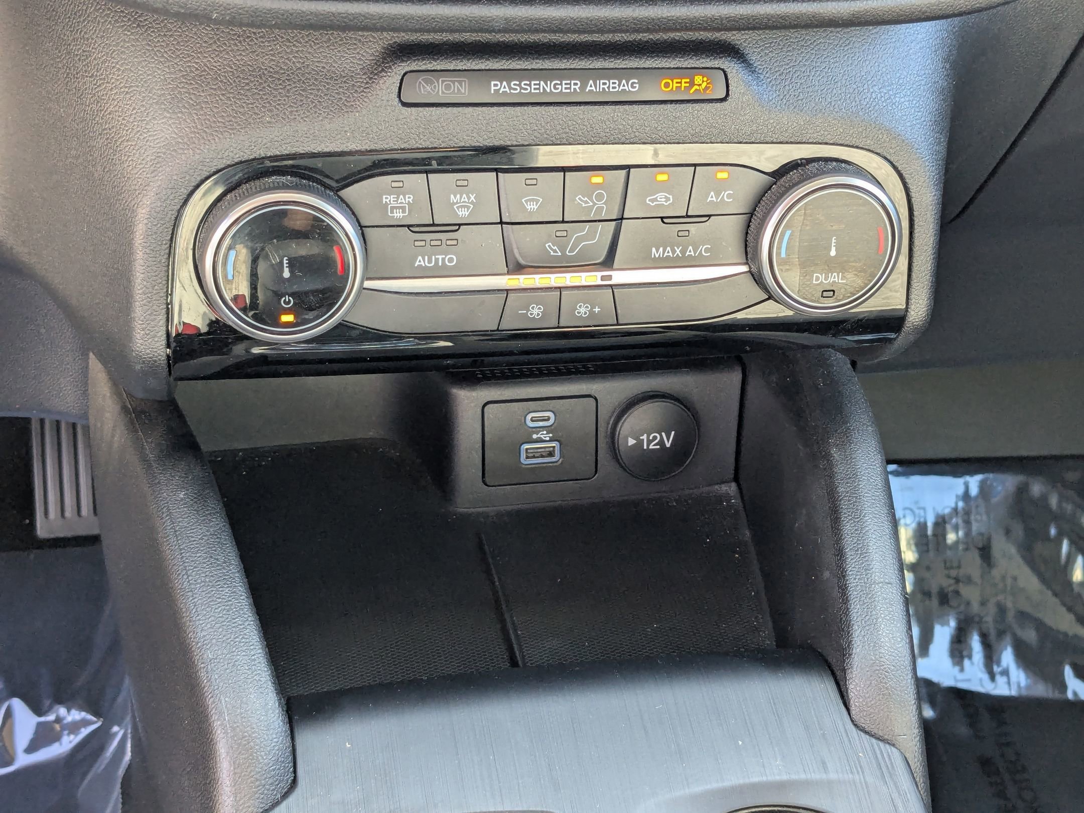 Certified 2022 Ford Escape SE w/ SE Sport Appearance Package image 24