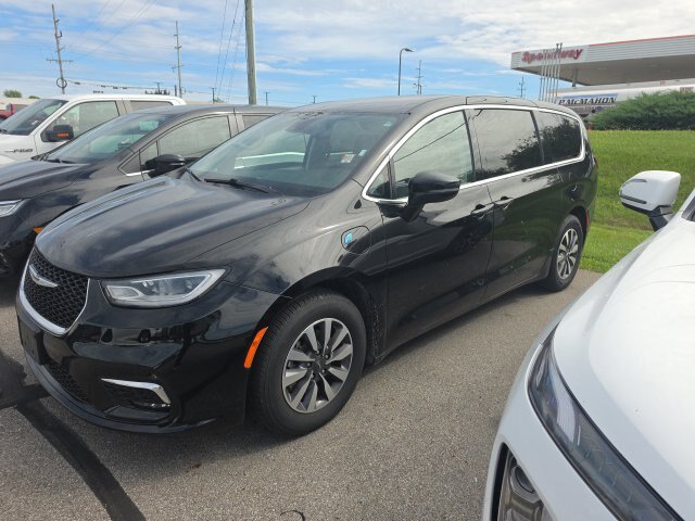 Used 2024 Chrysler Pacifica Limited FWD image 2