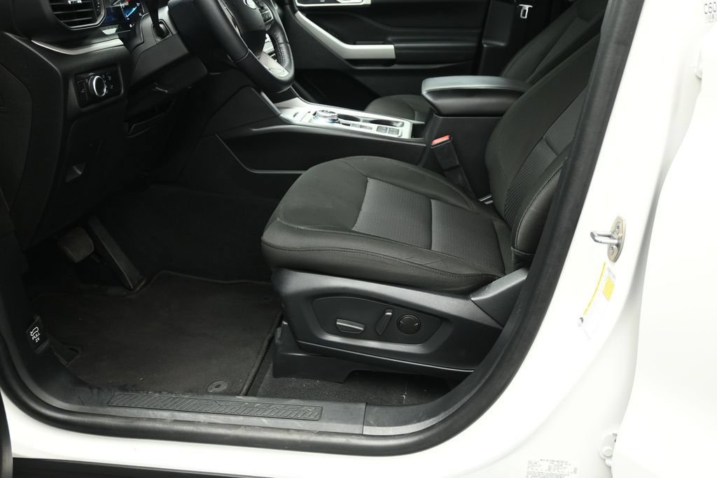 Certified 2024 Ford Explorer XLT RWD image 9
