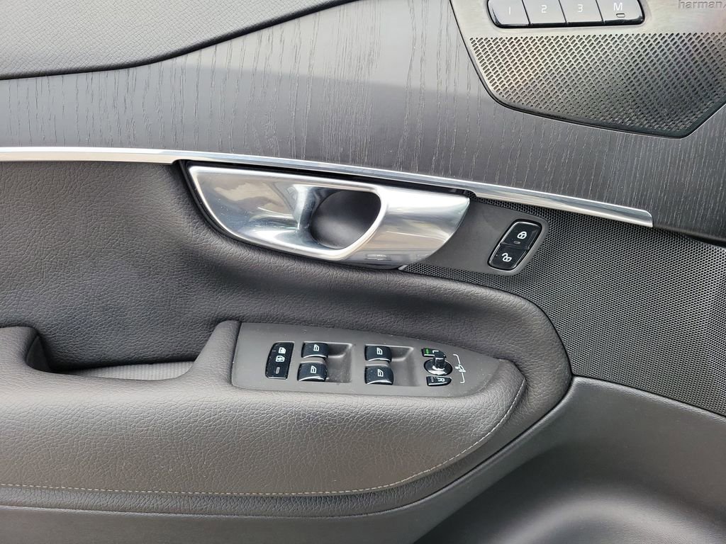 Used 2020 Volvo XC90 T6 Momentum image 18