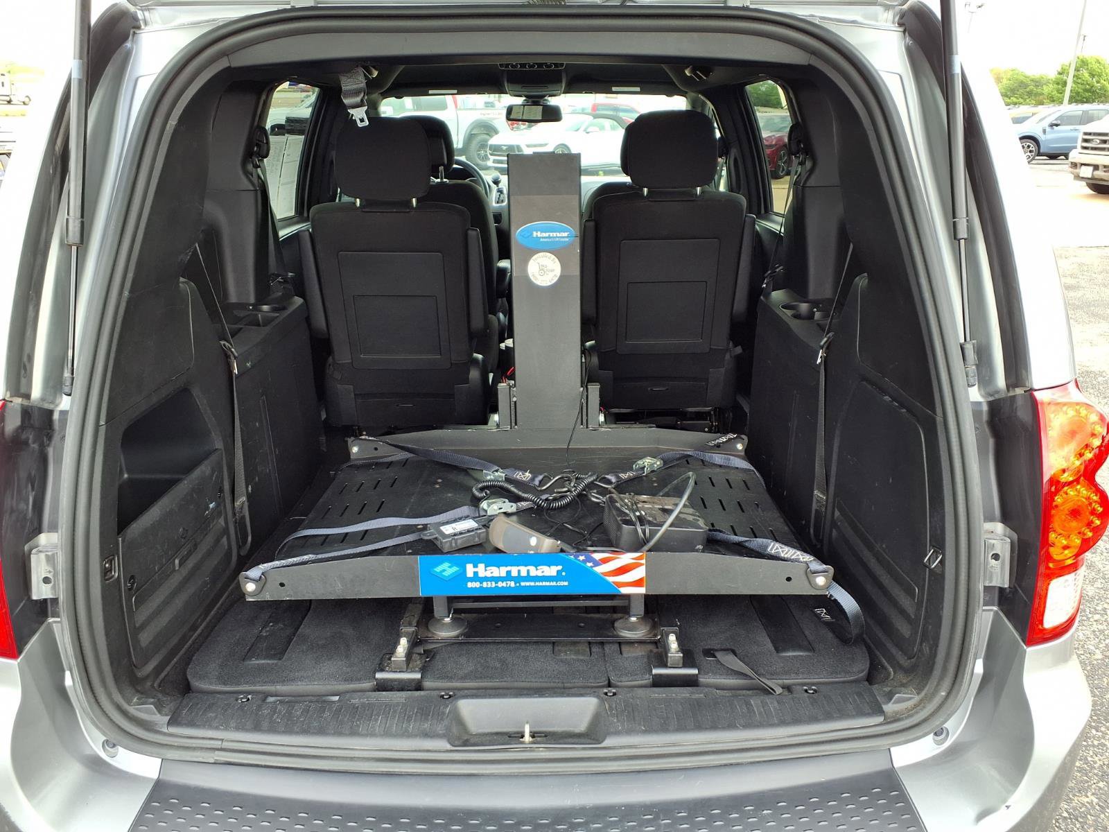 Used 2018 Dodge Grand Caravan SE image 11