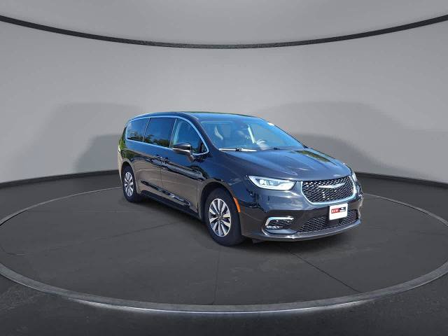 Used 2023 Chrysler Pacifica Touring-L FWD image 2