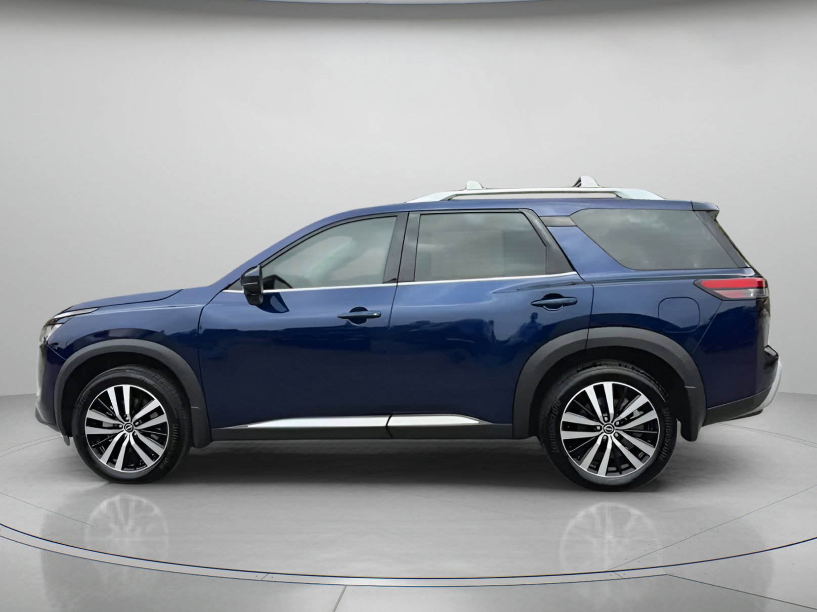 Used 2024 Nissan Pathfinder Platinum image 9
