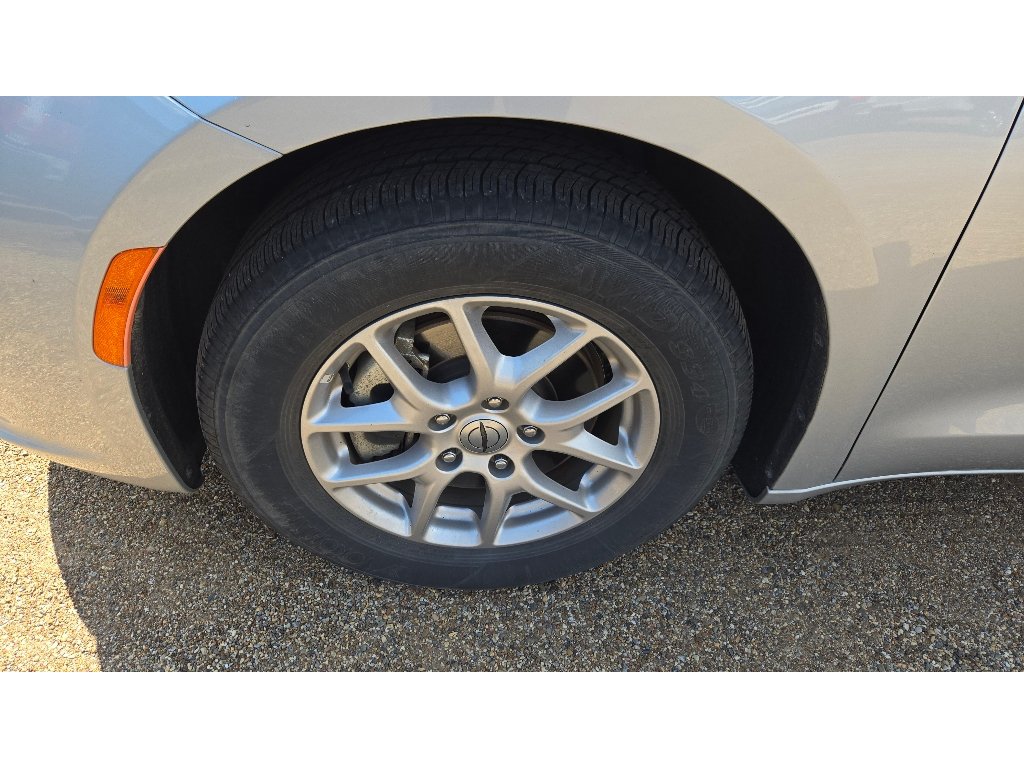 Used 2024 Chrysler Pacifica Touring-L FWD image 10